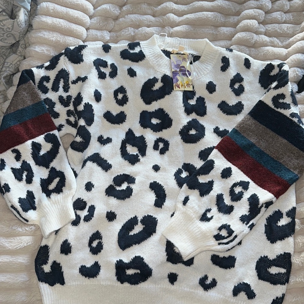 M/L cheetah, print, fuzzy sweater